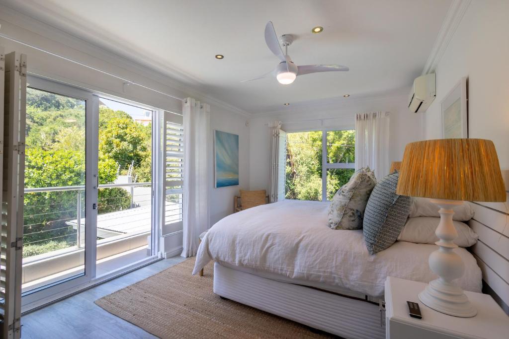 Giường trong phòng chung tại Stableford Beachhouse Top b&b