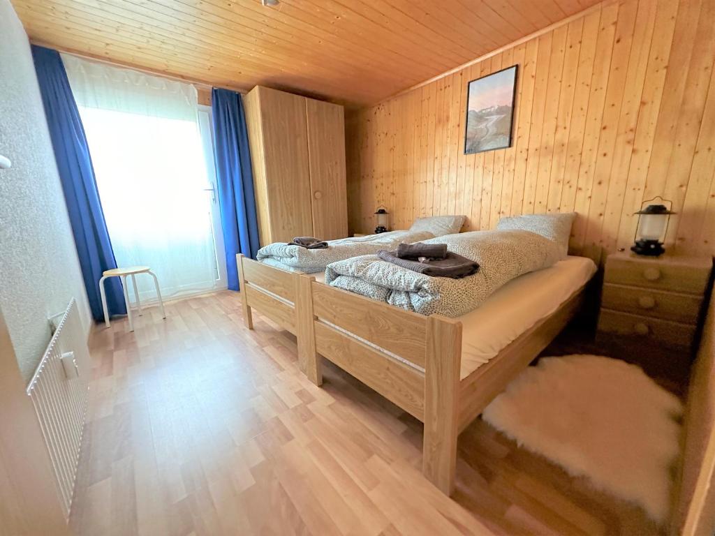 Postel nebo postele na pokoji v ubytování Ski-in, central and cosy in the Chalet Diana, free access to swimming pool