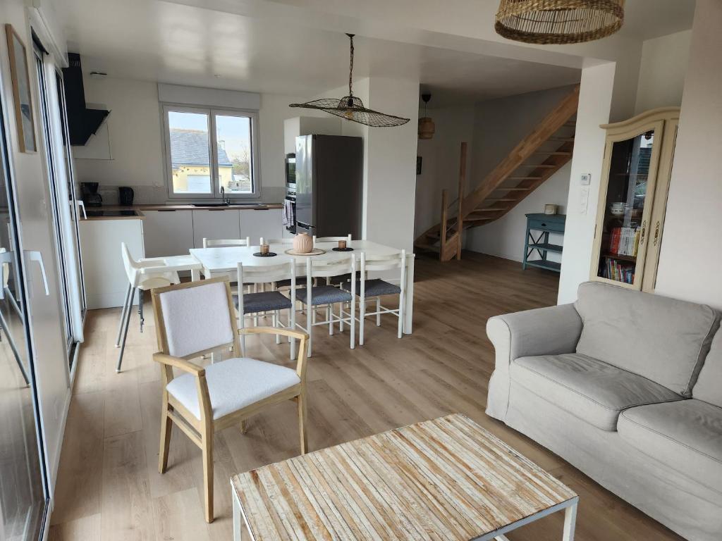 Ruang duduk di Ti an holen Maison familiale de charme à 5mn à pied de la plage et du port