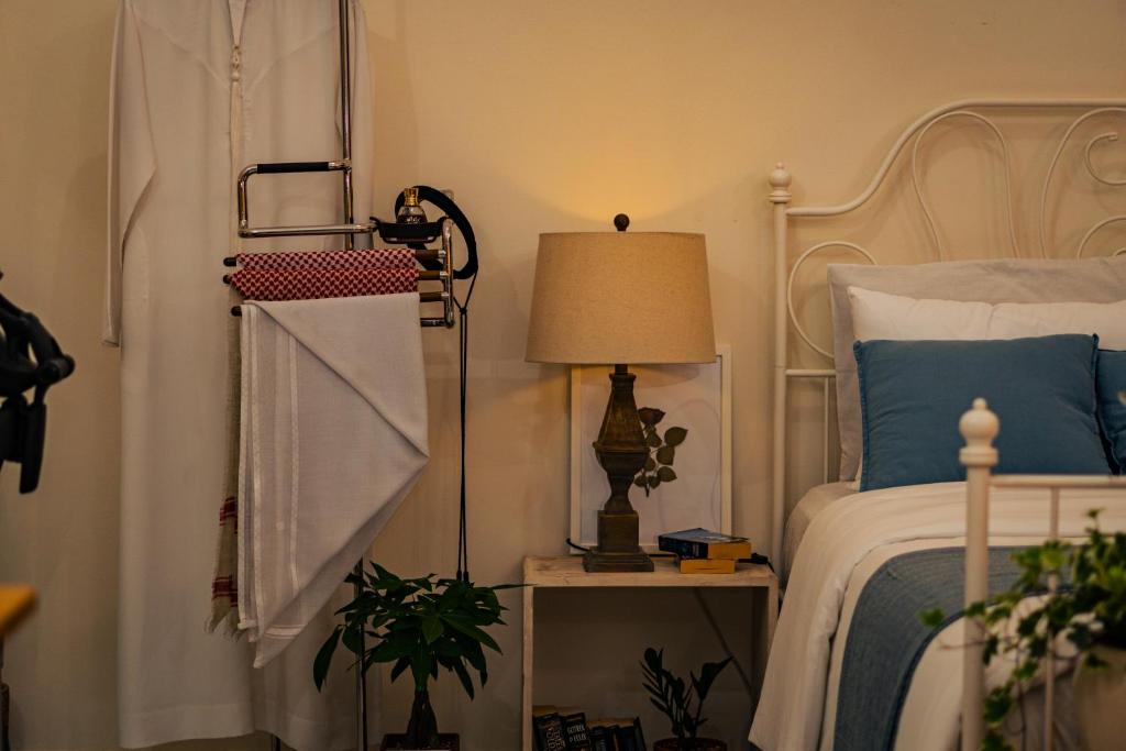 Postel nebo postele na pokoji v ubytování Elegant Boho Style Studio Haven