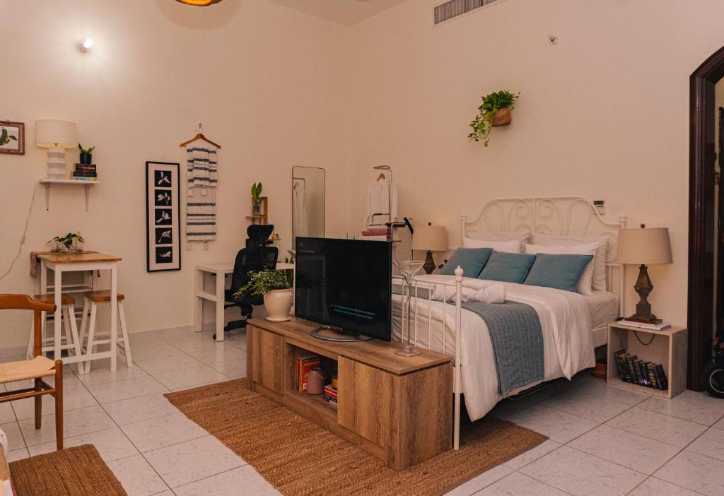 Postel nebo postele na pokoji v ubytování Elegant Boho Style Studio Haven