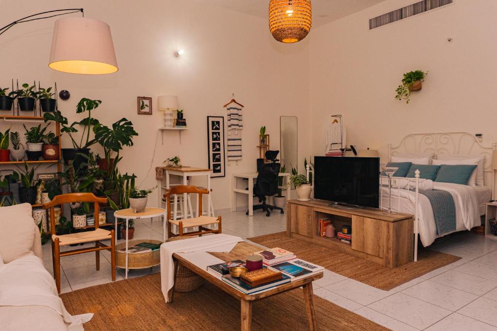 Postel nebo postele na pokoji v ubytování Elegant Boho Style Studio Haven