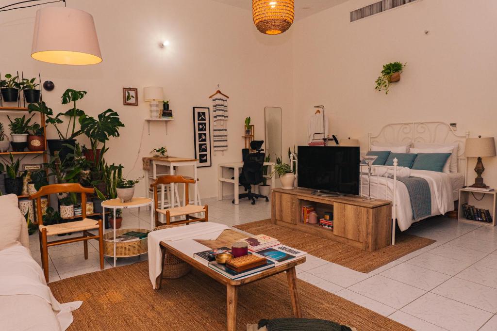 Postel nebo postele na pokoji v ubytování Elegant Boho Style Studio Haven