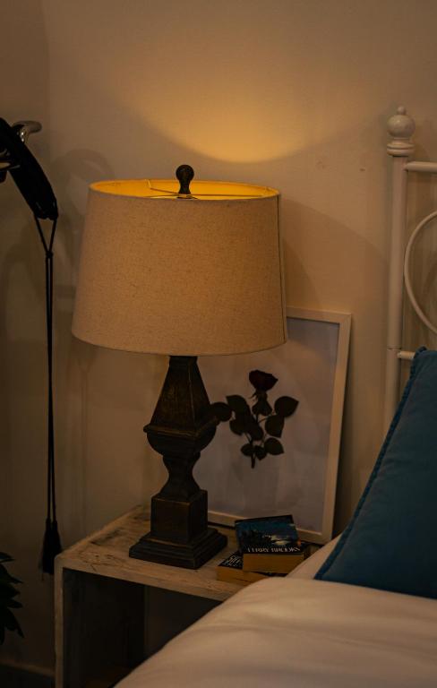 Postel nebo postele na pokoji v ubytování Elegant Boho Style Studio Haven