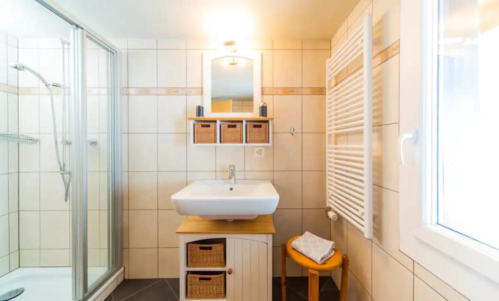 Koupelna v ubytování Ski-in, central and cosy in the Chalet Diana, free access to swimming pool