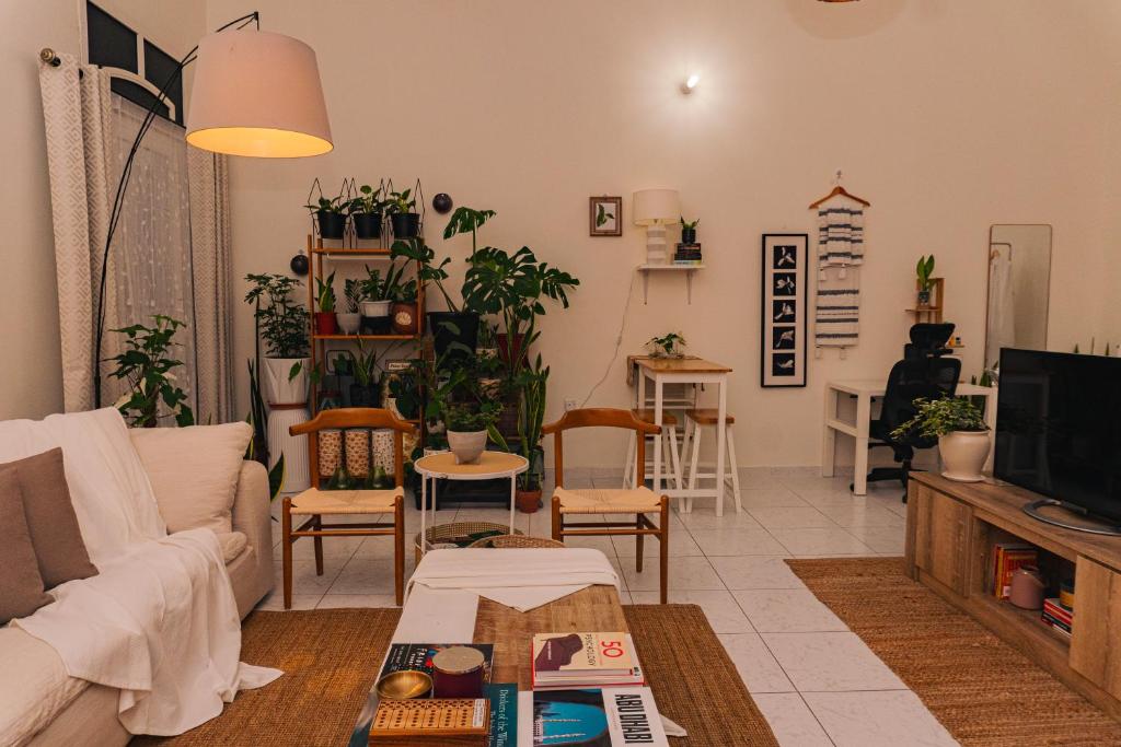TV a/nebo společenská místnost v ubytování Elegant Boho Style Studio Haven