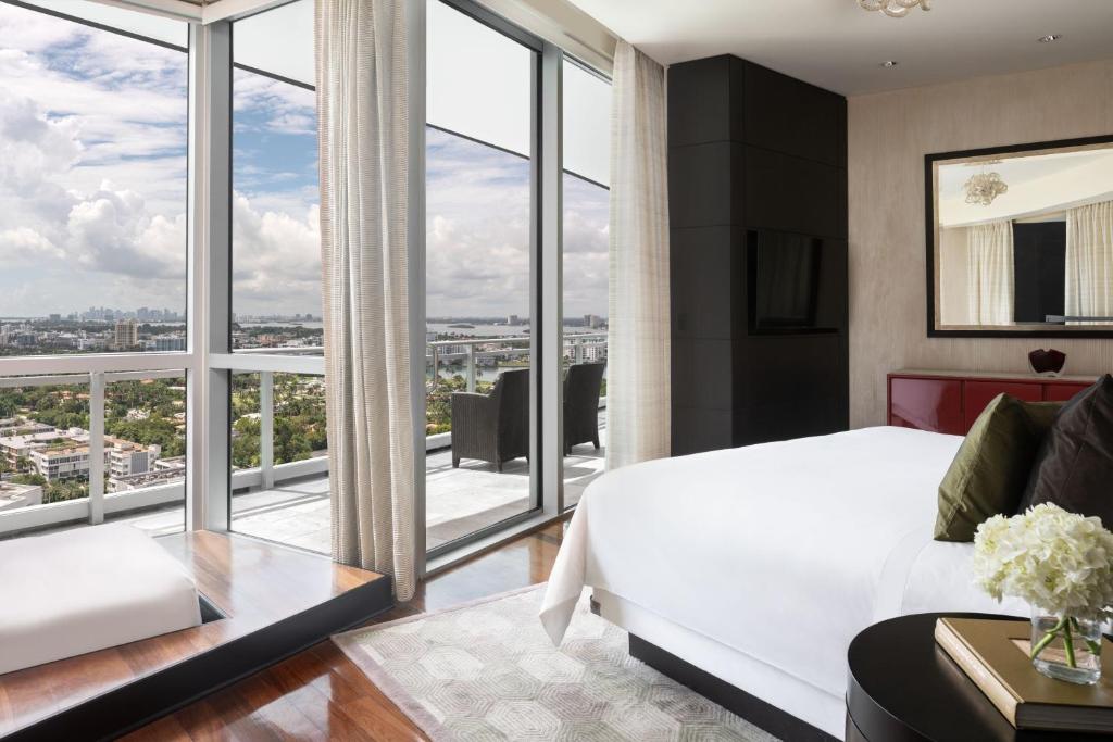 Postel nebo postele na pokoji v ubytování The Ritz-Carlton Bal Harbour, Miami