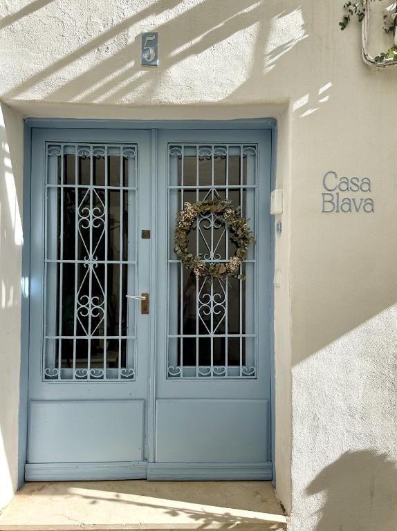una porta blu con un cancello di ferro su un edificio di Casa Blava, Casco Antiguo de Peñíscola a Peñíscola