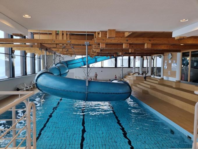 Bazén v ubytování Ski-in, central and cosy in the Chalet Diana, free access to swimming pool nebo v jeho okolí