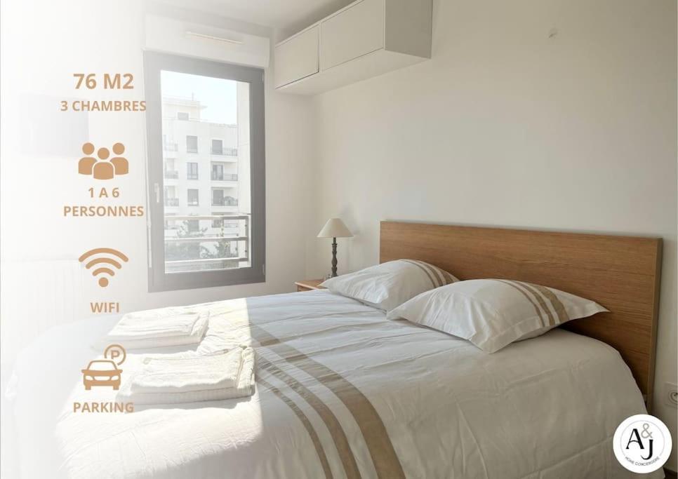 une chambre avec un grand lit avec des draps blancs dans l'établissement Appartement familial - Proche Versailles, à Saint-Cyr-lʼÉcole