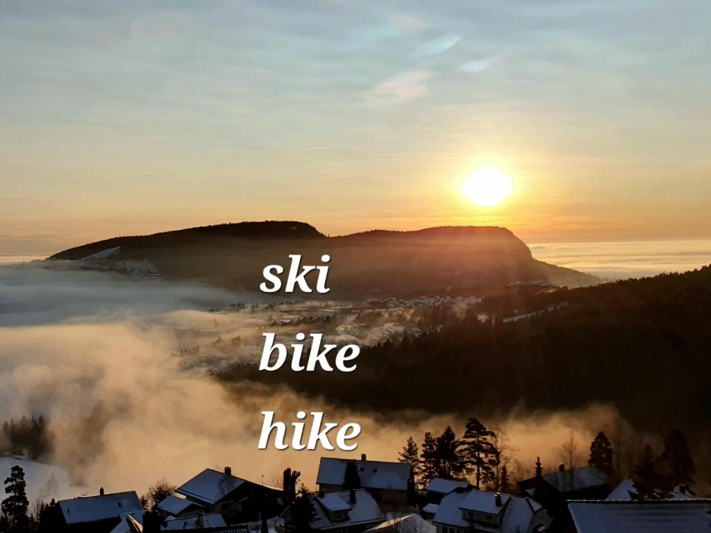 a sunrise with the words skkrit bike hike in front of a mountain at Lommedalen Panorama 55m2 in Bærums Verk