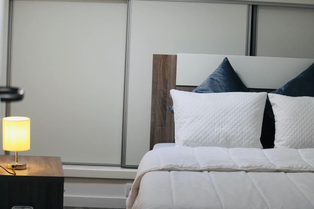 a bedroom with a bed and a table with a lamp at Apartment in Semeador 2 in Portalegre