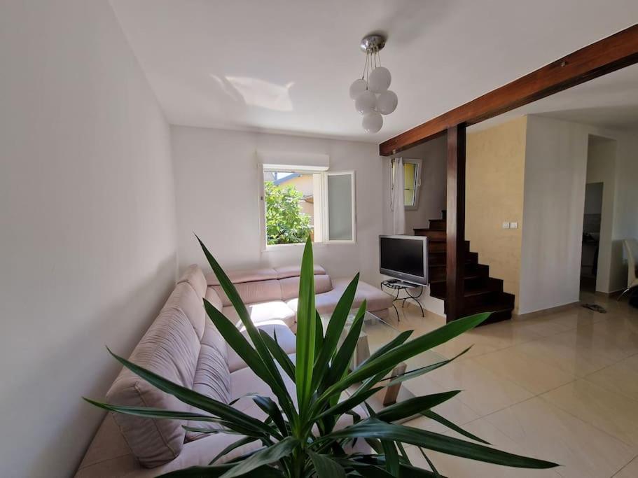 Et tv og/eller underholdning på Home NEAR Paris 12minbb