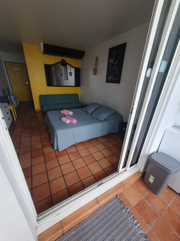 Postel nebo postele na pokoji v ubytování Studio le pipiri piscine vue mer residence securisee