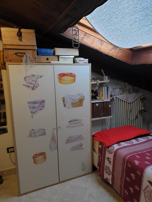 Pokój z 2 lodówkami z rysunkami w obiekcie Creativ hause w mieście San Giuliano Terme