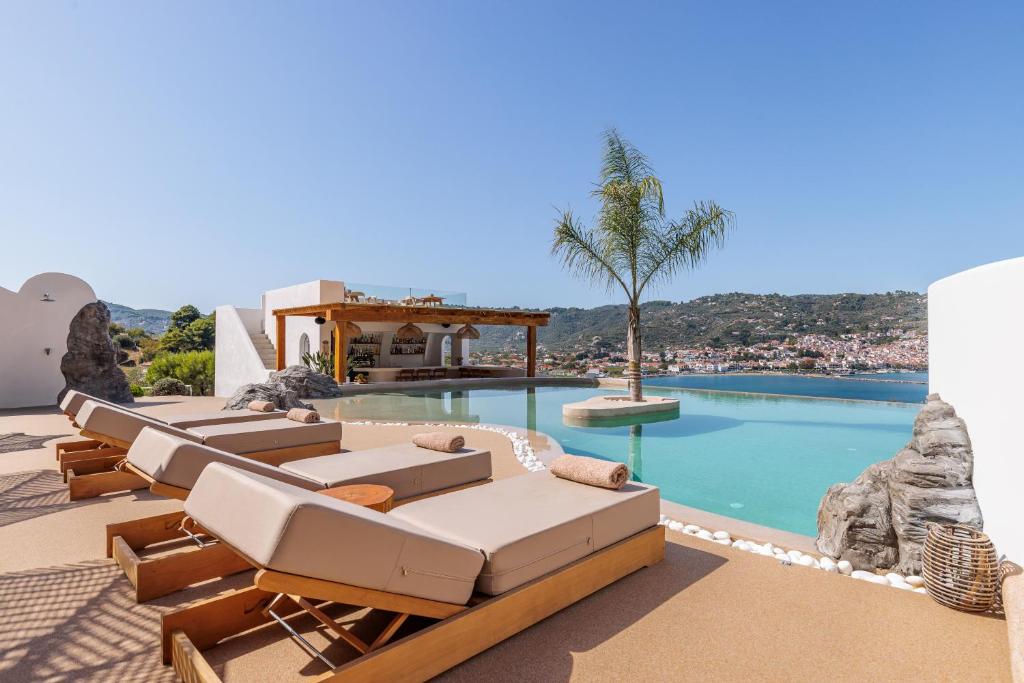 Bazén v ubytování Evlalia Studios & Villas nebo v jeho okolí