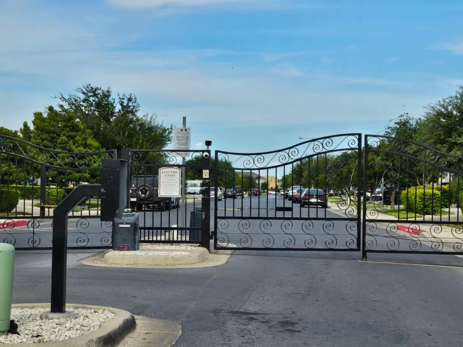 Galeriebild der Unterkunft Heights at Mcoll Luxury Condo #2 in McAllen