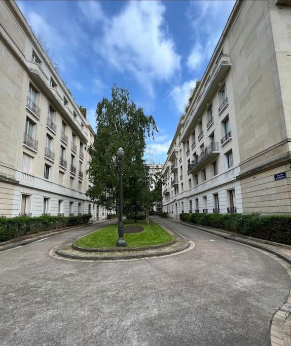 Une rue vide avec un pôle au milieu d'un bâtiment dans l'établissement Appartement de luxe PARIS 16, à Paris