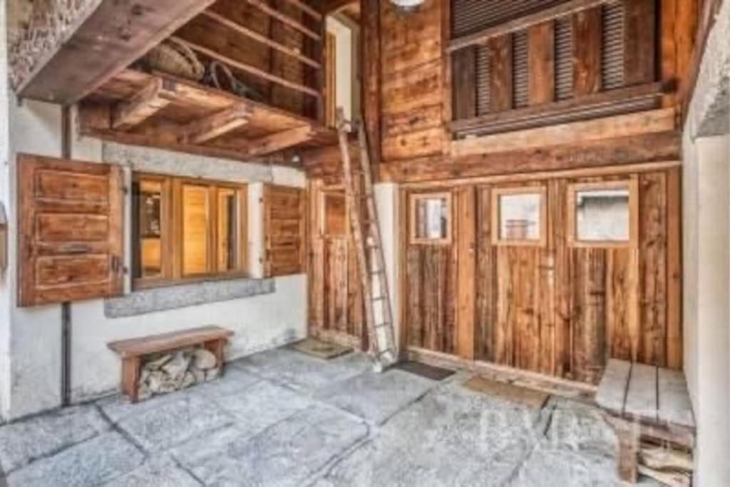 Cette grande chambre est dotée de murs en bois et de portes en bois. dans l'établissement Marmotte Mountain Pic Vert, à Chamonix-Mont-Blanc