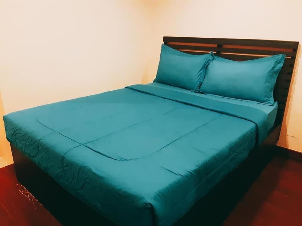 阁遥岛Yada Resort Koh Yao Noi的一张蓝色的床和蓝色枕头