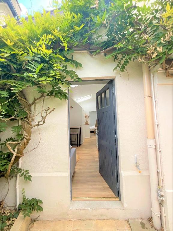 une porte menant à un couloir arboré dans l'établissement T3 plein centre proche Versailles Saint Quentin en Yvelines, à Voisins-le-Bretonneux