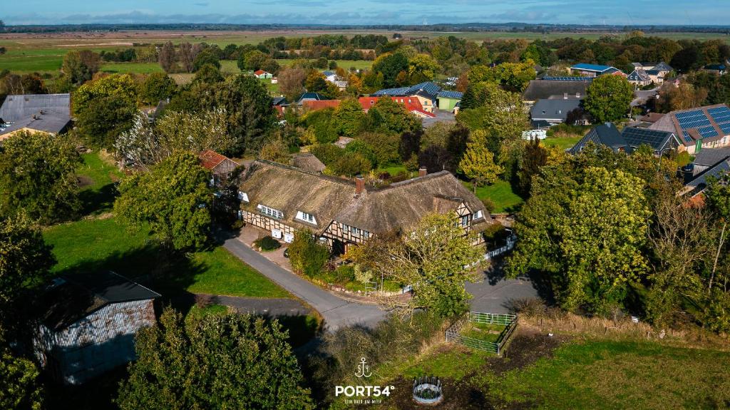 una vista aerea di una grande casa in una città di Ferienwohng Zum Garten Delve a Delve