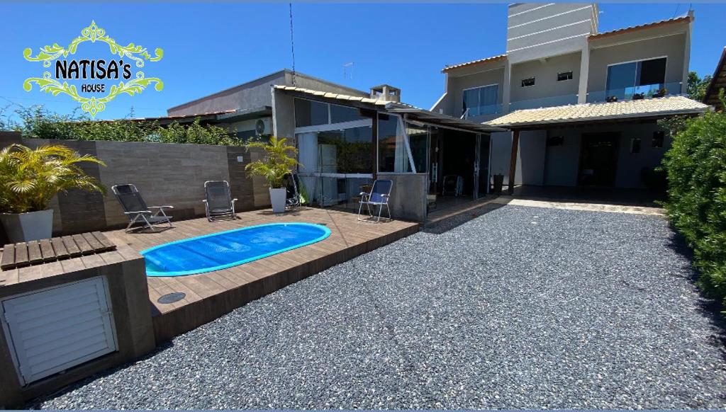a house with a swimming pool in the yard at Studio aconchegante para duas pessoas in Bombinhas