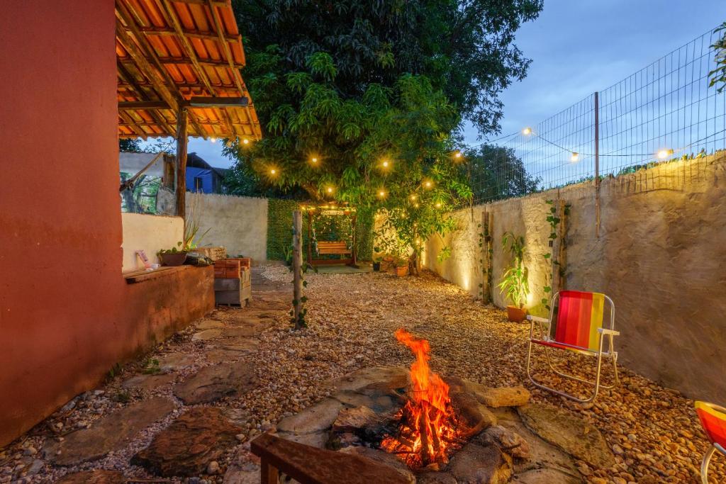 a fire pit in the courtyard of a house at Casa Paradise - charmechapad a in Alto Paraíso de Goiás