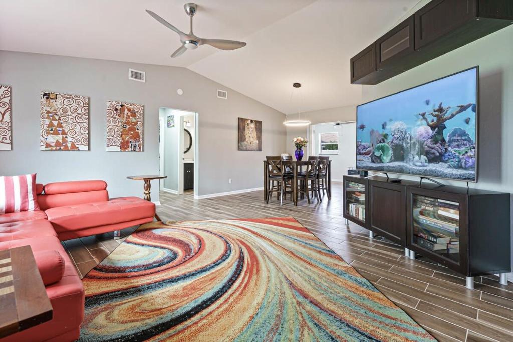 Μια τηλεόραση ή/και κέντρο ψυχαγωγίας στο Charming Luxury Heated Pool Home