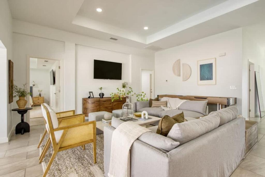 un salon avec un canapé et une table dans l'établissement Sunscape Retreat, à Cape Coral