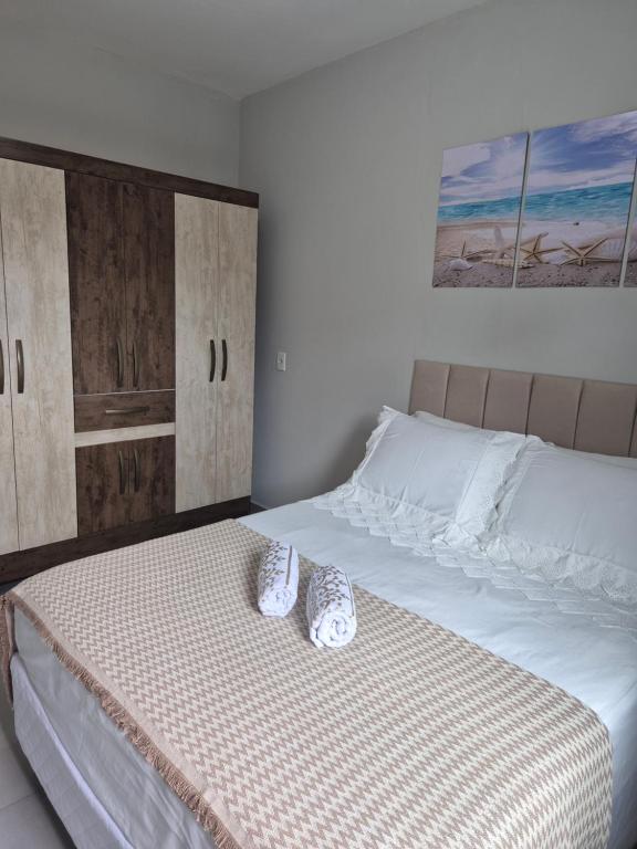 ゴヴェルナドール・セウソ・ラーモスにあるCasa Pescadorの枕が2つ置かれたベッドのある寝室