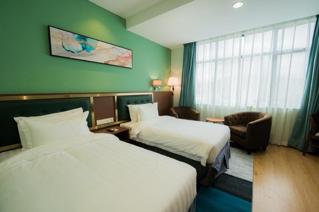 Postel nebo postele na pokoji v ubytování Grand InHotel Kota Kinabalu