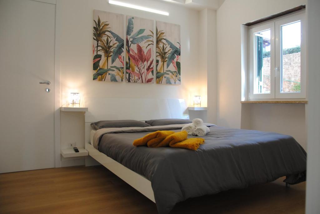 une chambre avec un lit avec un animal en peluche dessus dans l'établissement Il portoncino verde, à Rome