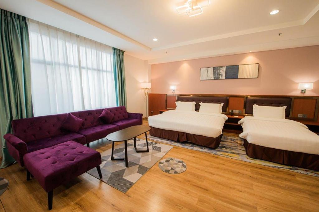 Postel nebo postele na pokoji v ubytování Grand InHotel Kota Kinabalu