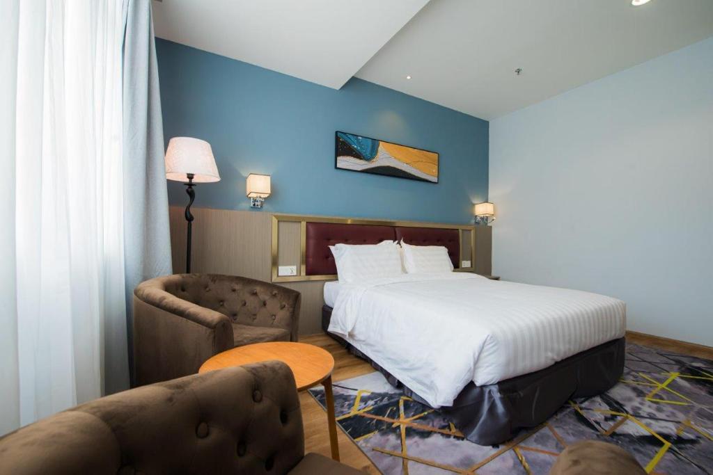Postel nebo postele na pokoji v ubytování Grand InHotel Kota Kinabalu