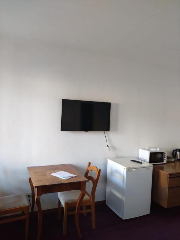 TV a/nebo společenská místnost v ubytování 1 Zimmer Studio mit Kitchenette