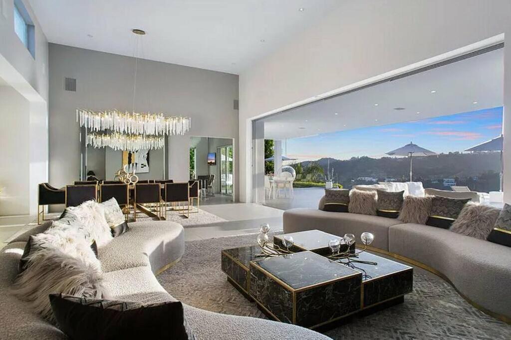 Luxurious 5 Bedroom Villa with Pool & Stunning Views - Five-Bedroom House