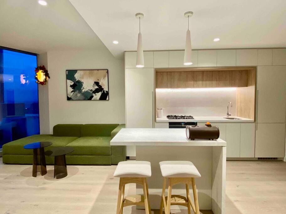Chic 2BR Luxury Apt in Prime West Side Complex Center of It All, 멜버른 ...