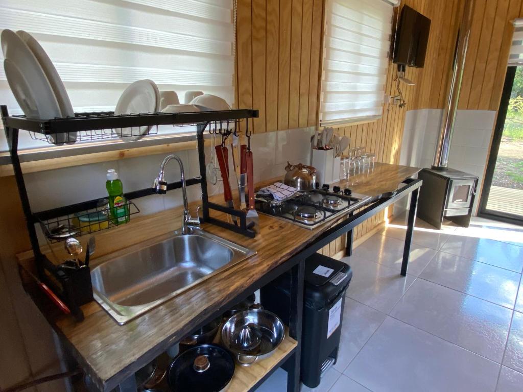 una cucina con lavandino e piano di lavoro di Raíces del Ñuble a San Fabián de Alico