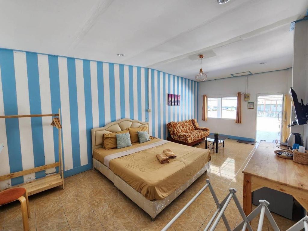 Postel nebo postele na pokoji v ubytování Tanatcha Seaview Kohlarn