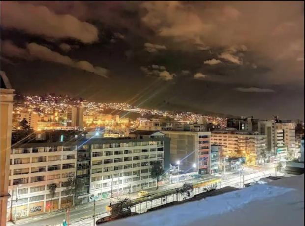 Vista general de Quito o vistes de la ciutat des de l'habitació en casa particular