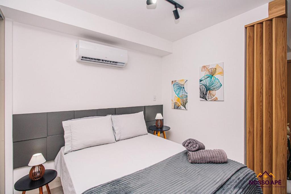 En eller flere senge i et værelse på Nosso Apê 915: Ar-condicionado | Piscina - NA0907