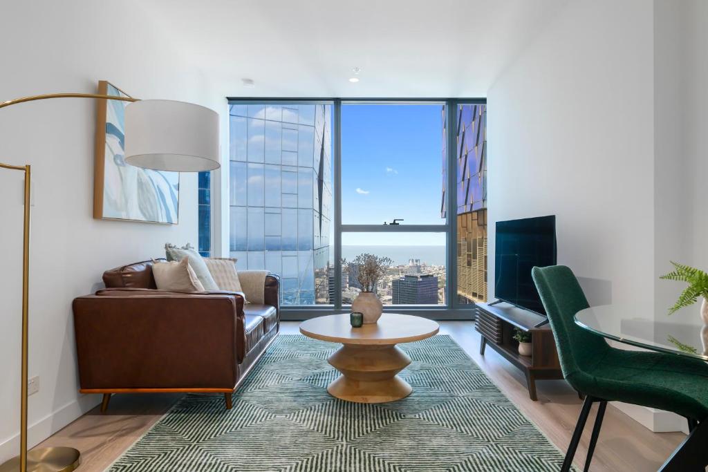 墨尔本Bay and River Views Apt In Best Location with Pool的带沙发和桌子的客厅