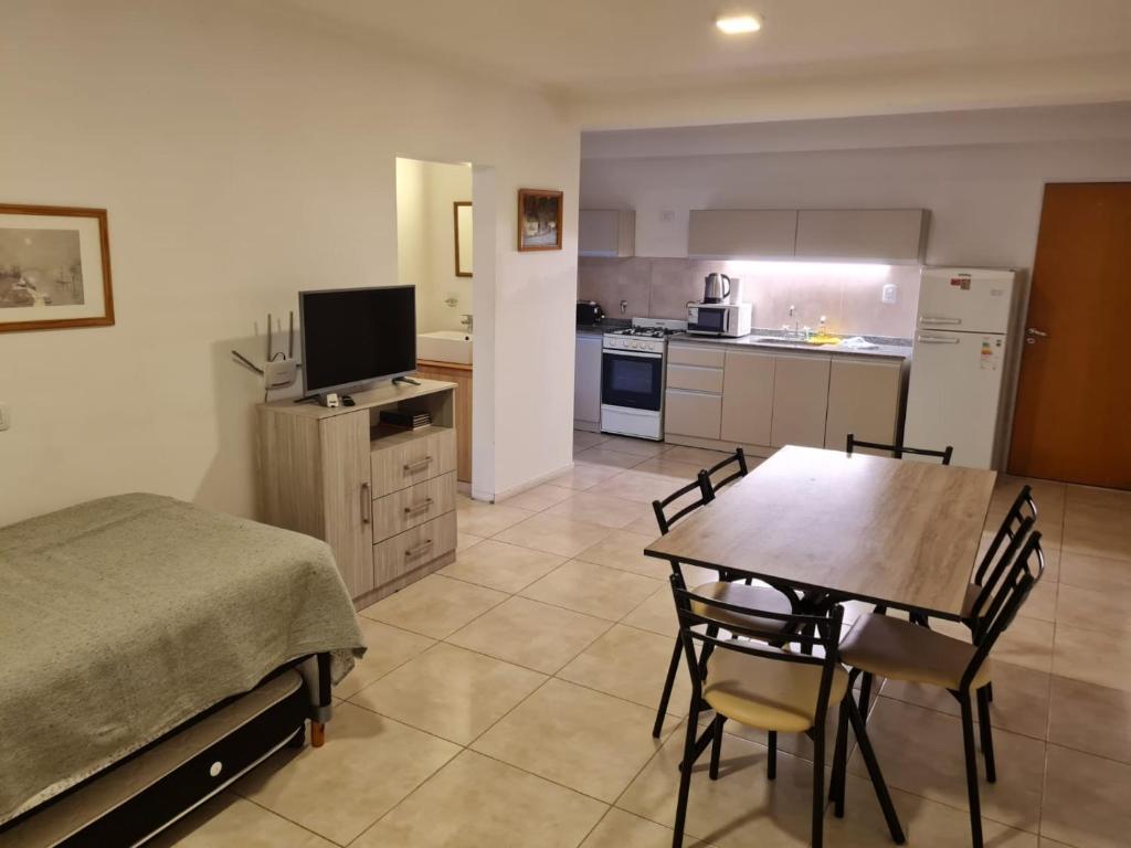 a living room with a table and a kitchen at Departamentos en Costanera, sobre Alem in Gualeguaychú