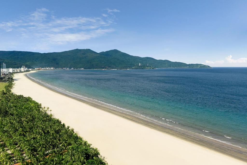 Panoramic Deluxe King, Guest room, 1 King, Ocean view, High floor, Balcony, Bathtub