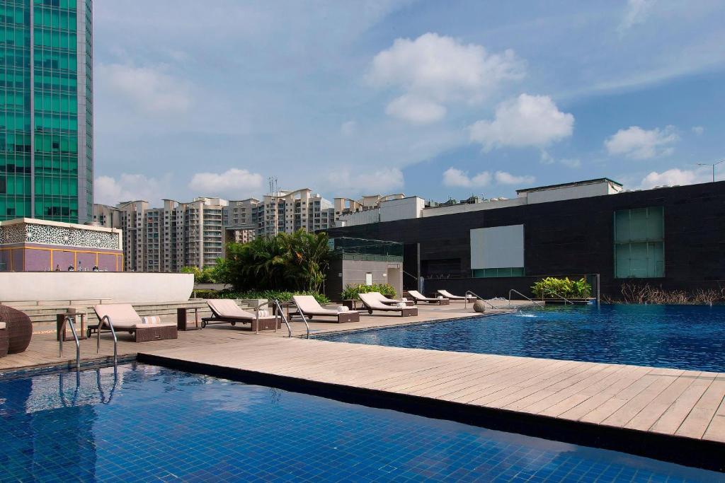 Bazén v ubytování Sheraton Grand Bangalore Hotel at Brigade Gateway nebo v jeho okolí