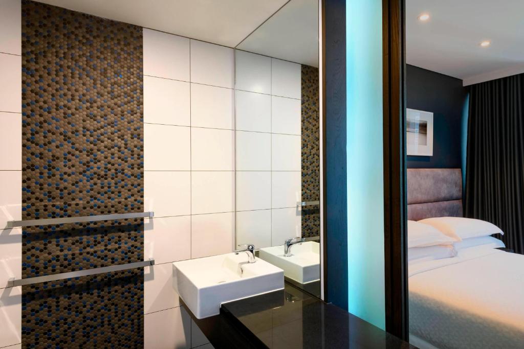 Postel nebo postele na pokoji v ubytování Four Points by Sheraton Auckland