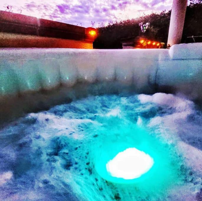 Bazén v ubytování carré de détente JACUZZI JARDIN PISCINE T3 PARKING nebo v jeho okolí