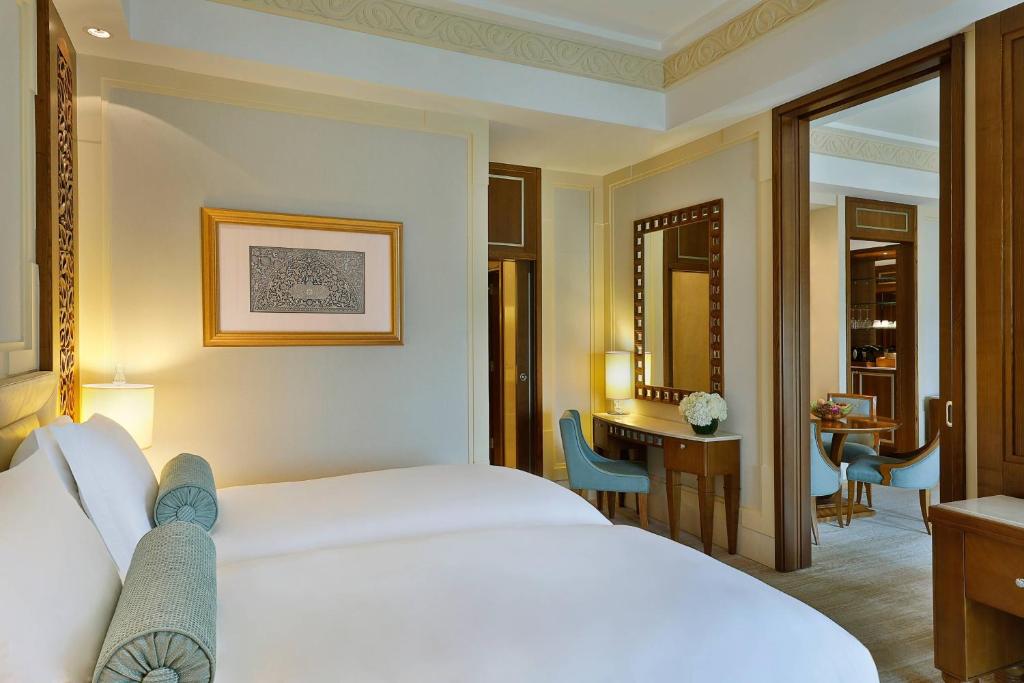 Postel nebo postele na pokoji v ubytování Al Bustan Palace, a Ritz-Carlton Hotel