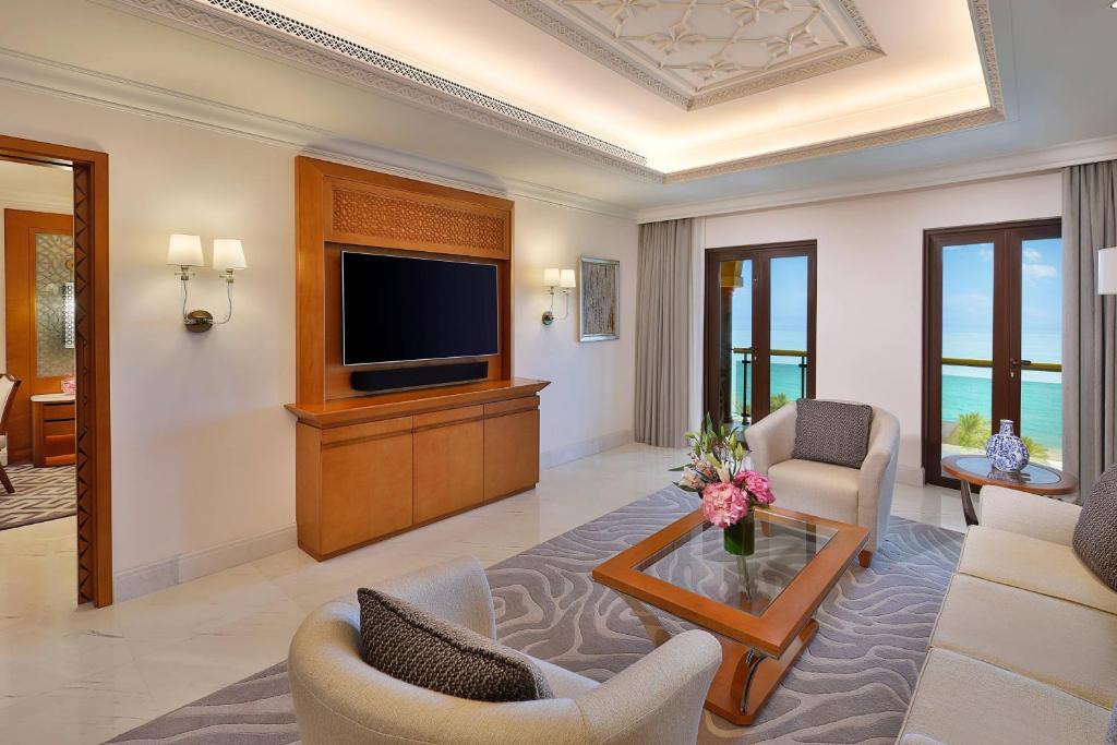 TV a/nebo společenská místnost v ubytování Al Bustan Palace, a Ritz-Carlton Hotel
